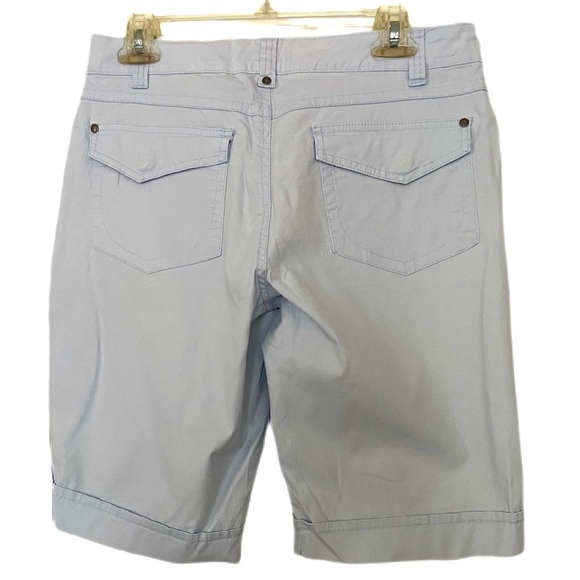 Gloria Vanderbilt Bermuda Shorts Light Blue Pin Stripe Flat Front Size 6 - Picture 13 of 13